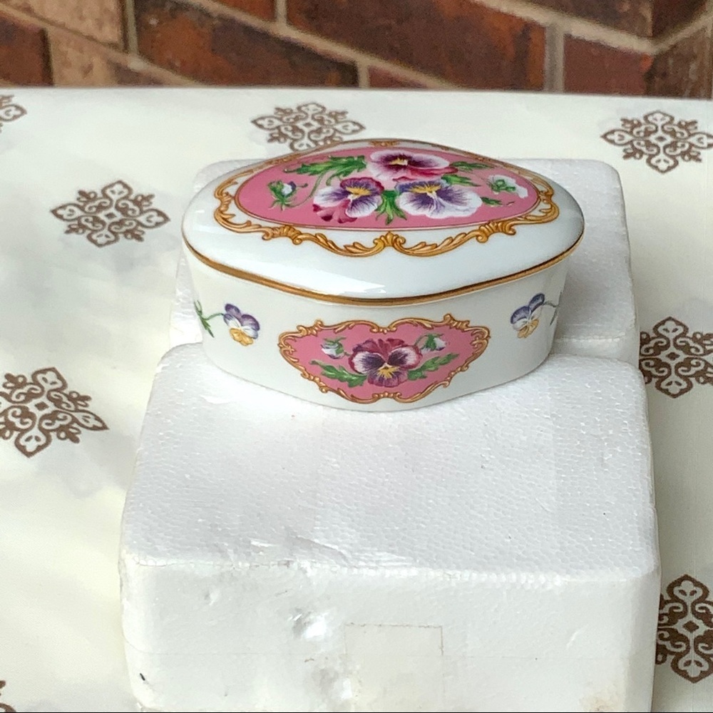 Heritage House Porc Music Box Hawaiian Wed Song